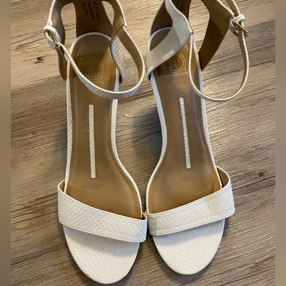 Like new New Directions white sandal heels 9.5